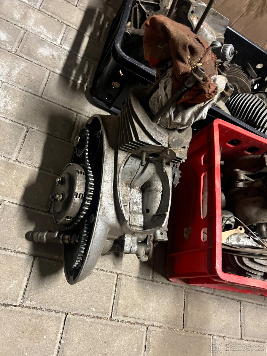 JAWA 250 + NÁHRADNÍ DÍLY (3 motory) - 8