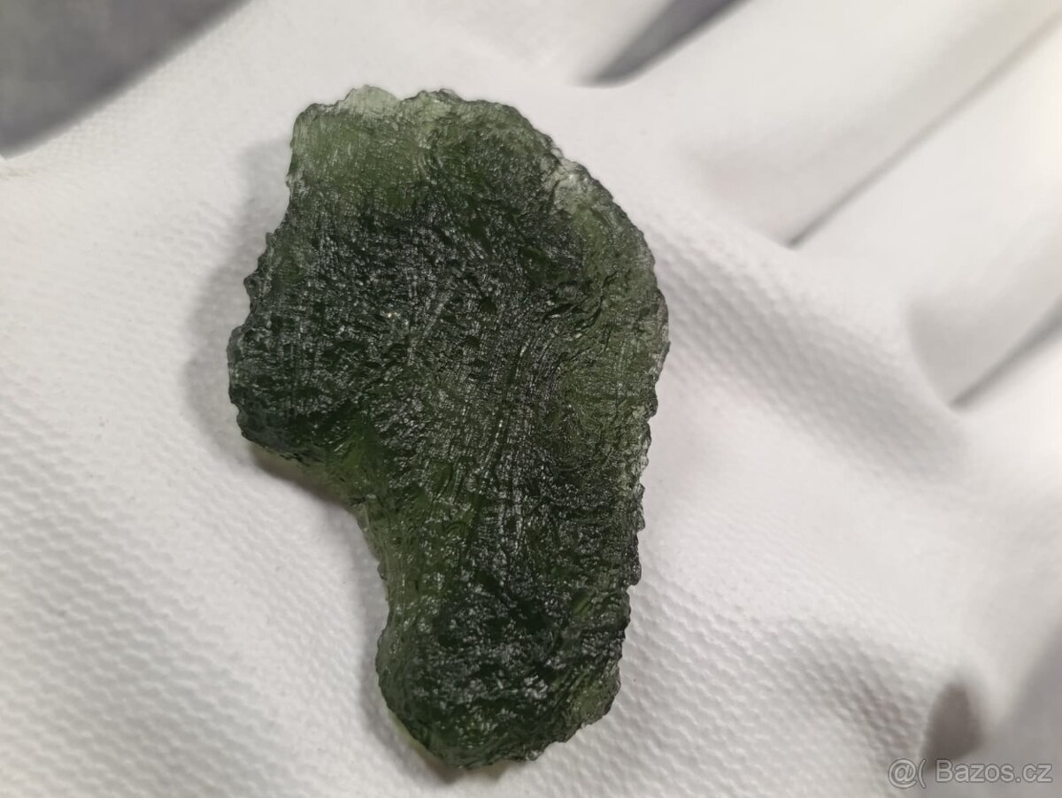 Krásný velký Vltavín z Chlumu, těžký14,36 gramu, ve stojánku - 8