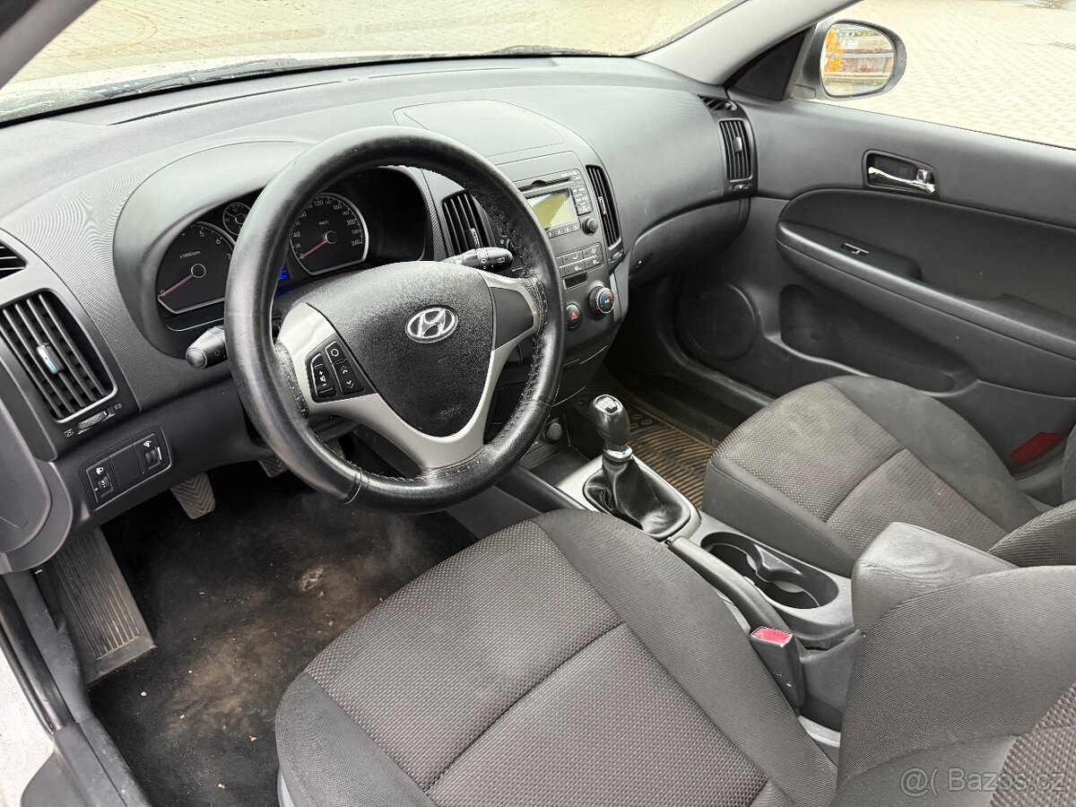 HYUNDAI i30 1,4i 80kW - rok 2011 - Klima - Nové v ČR - 8
