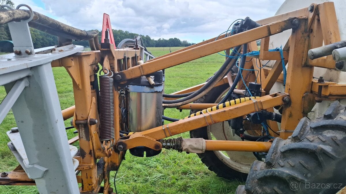 Postřikovač Knight 2000l 18m tažený - 8