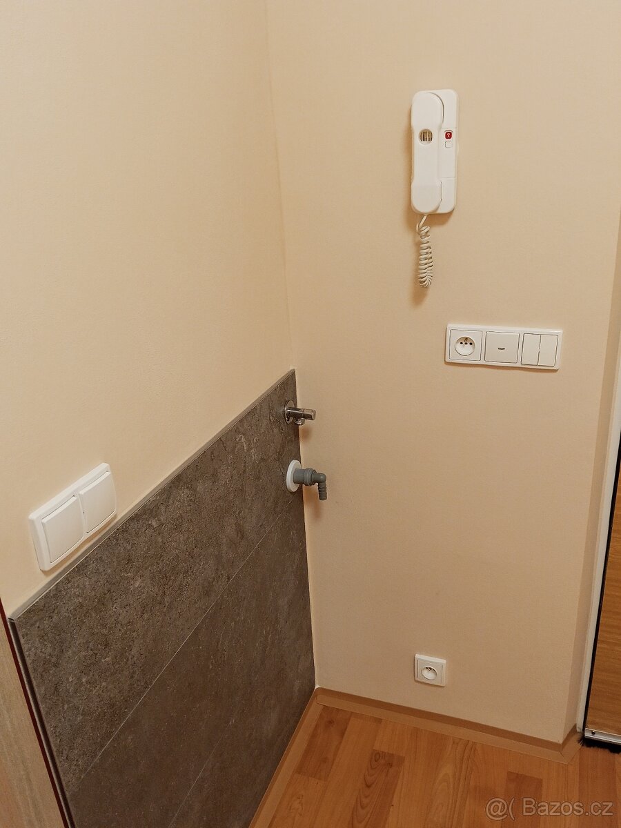 2+kk, druž.,39m2, po novém vyzdění koup/kuch. Krajní ul. - 8