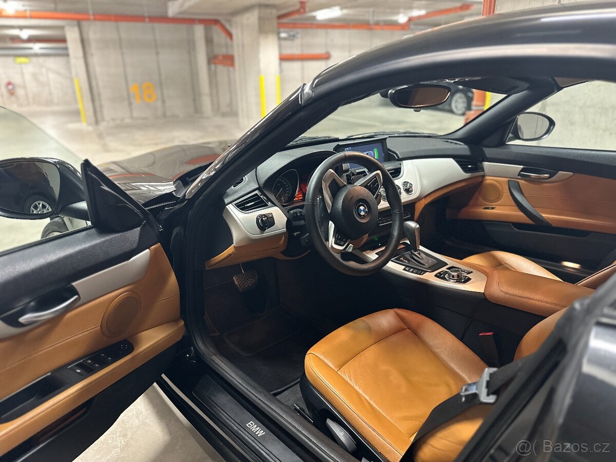 BMW Z4 sDrive 23i E89, schwarz metallic + hnědá kůže, výbava - 8