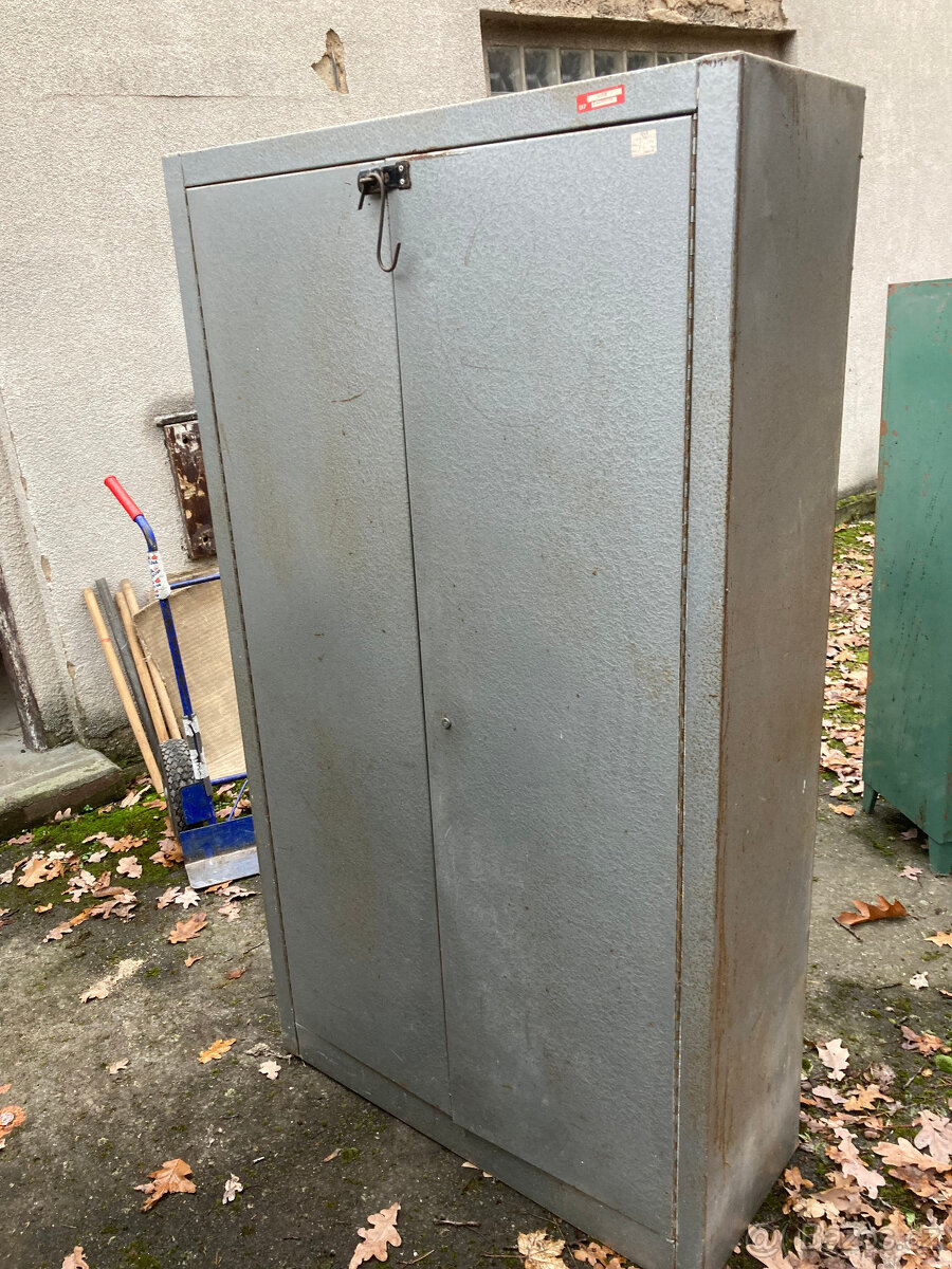 Skříň kovová dvoudveřová s policemi uzamykatelná 2.000 kč - 8