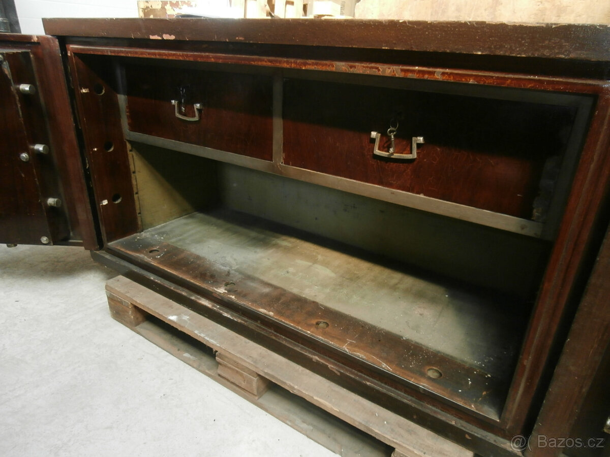 Trezor starý železobetonový zlatnický pult za 11.000 kč - 8