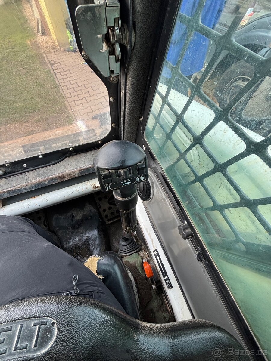 Smykový nakladač BOBCAT S220 55,9 kw - 8