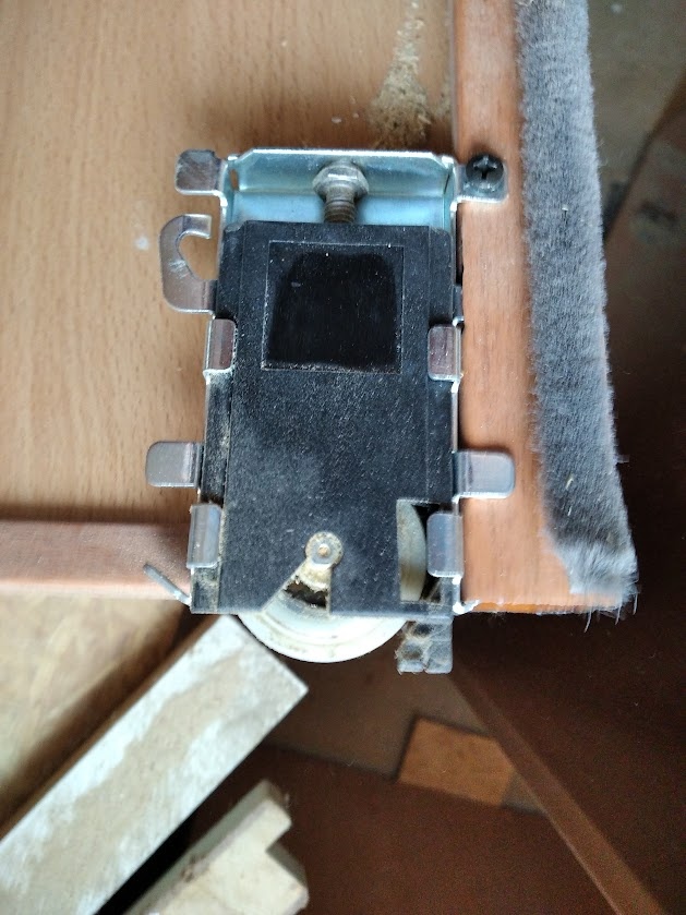 Pojezdy na skříňové dveře - 8