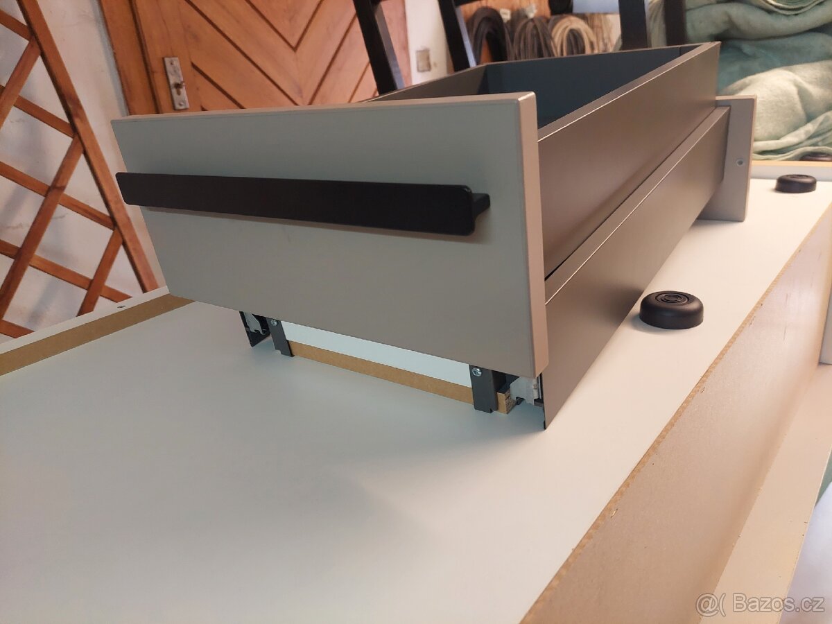 Studentska sestava se stolem - 8