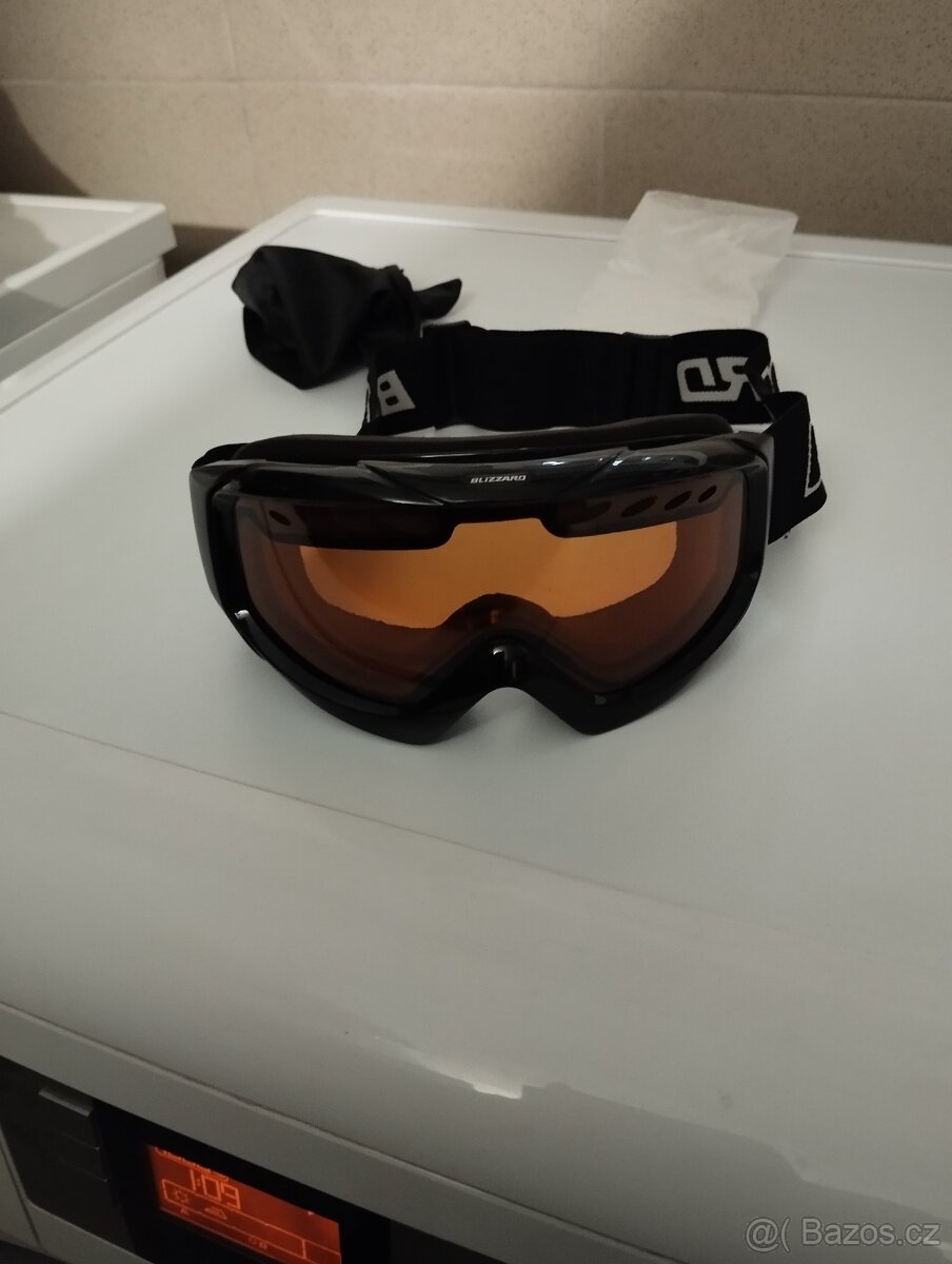 Lyžařská helma s brýlemi - 8