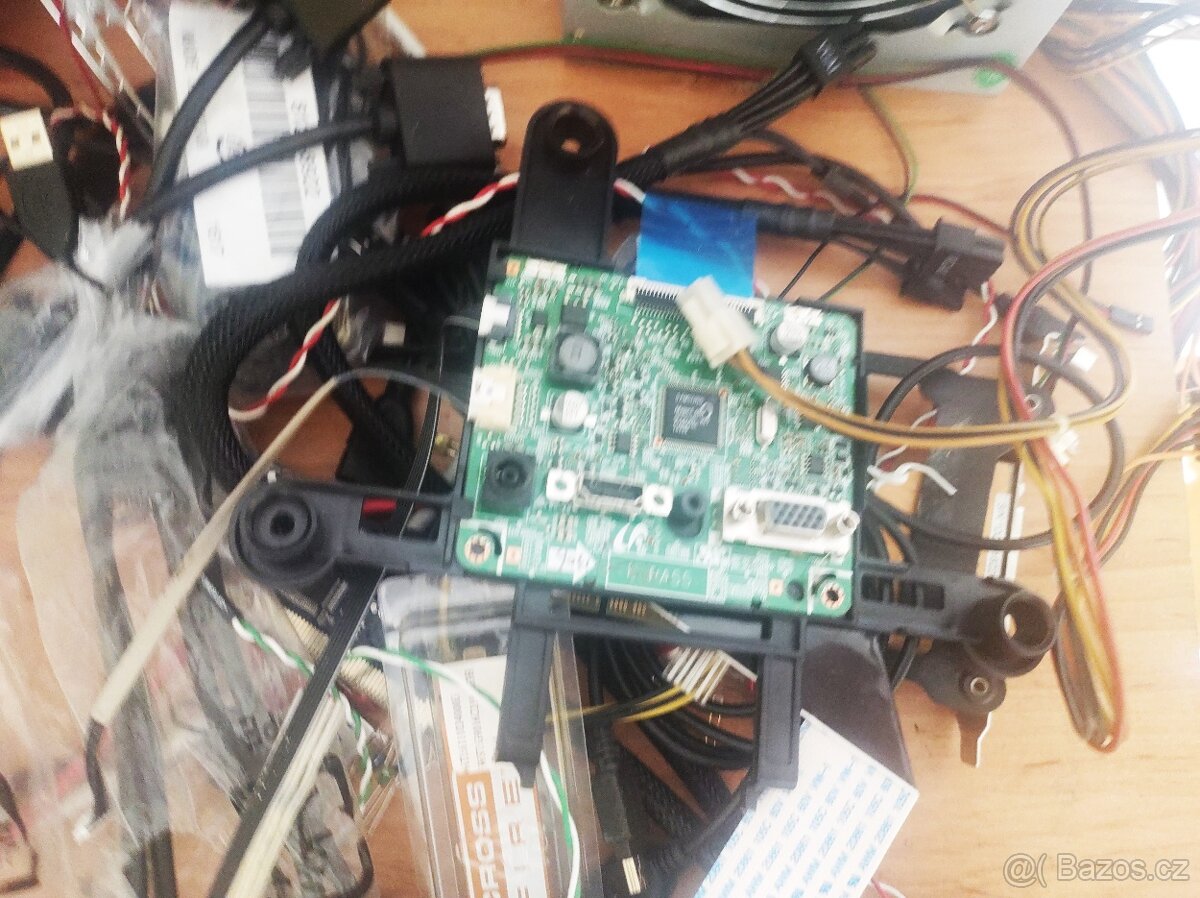 Monitory, kabelaže, diody, 13x Základní deska, notebook - 8