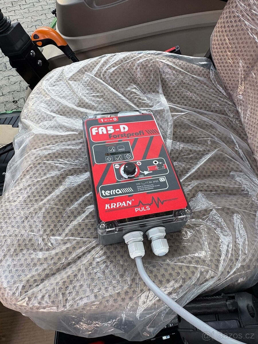 JOHN DEERE 5075 E s lesní nástavbou (UKT) - 8