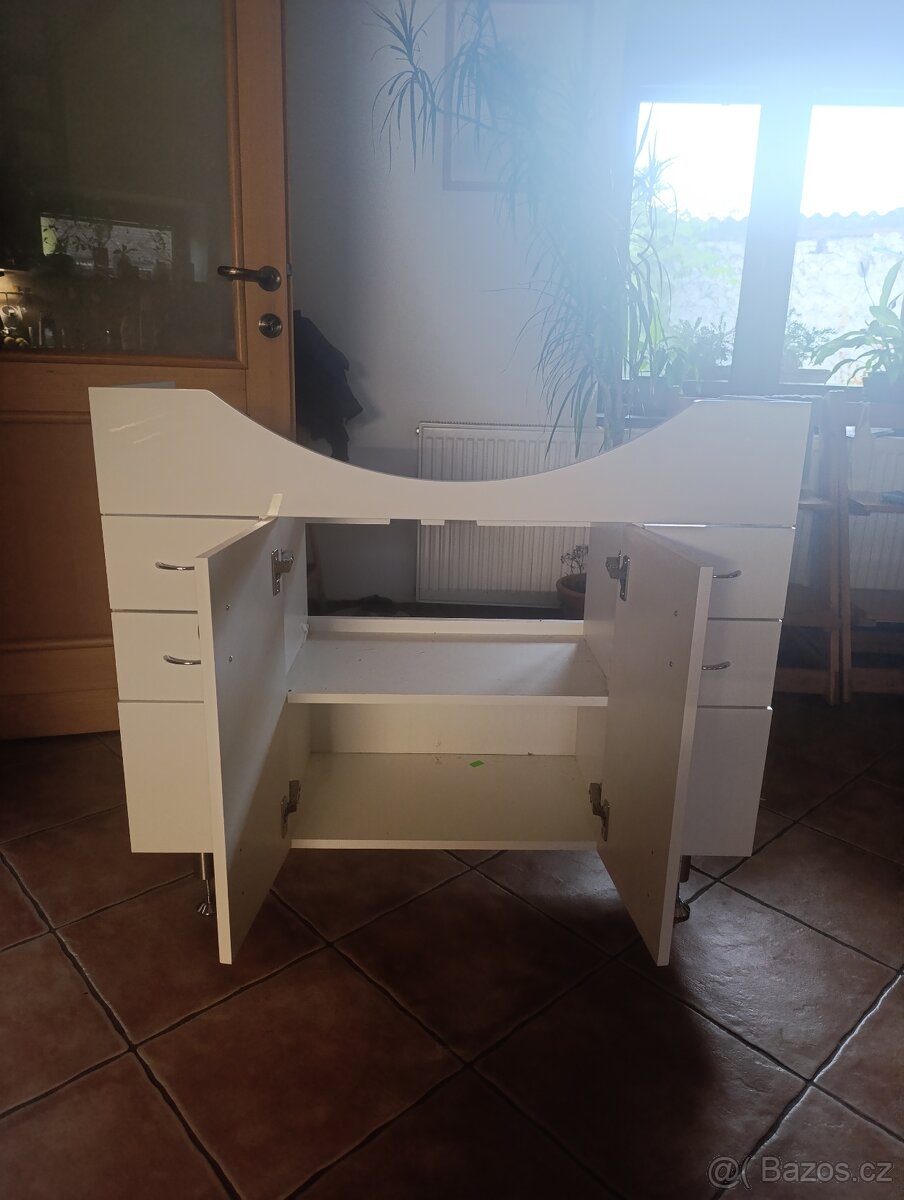 Koupelnová skříňka s umyvadlem - 8