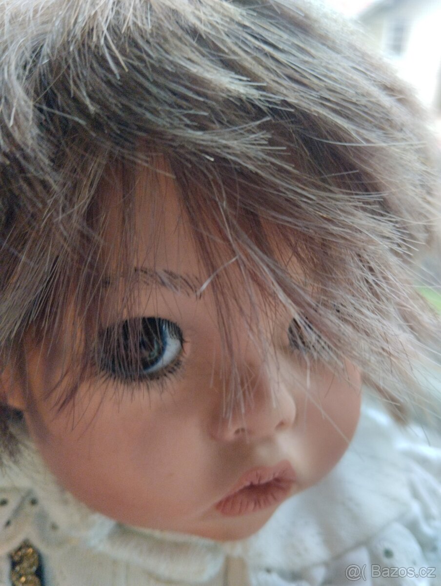 Sedící značená porcelánová panenka - 8