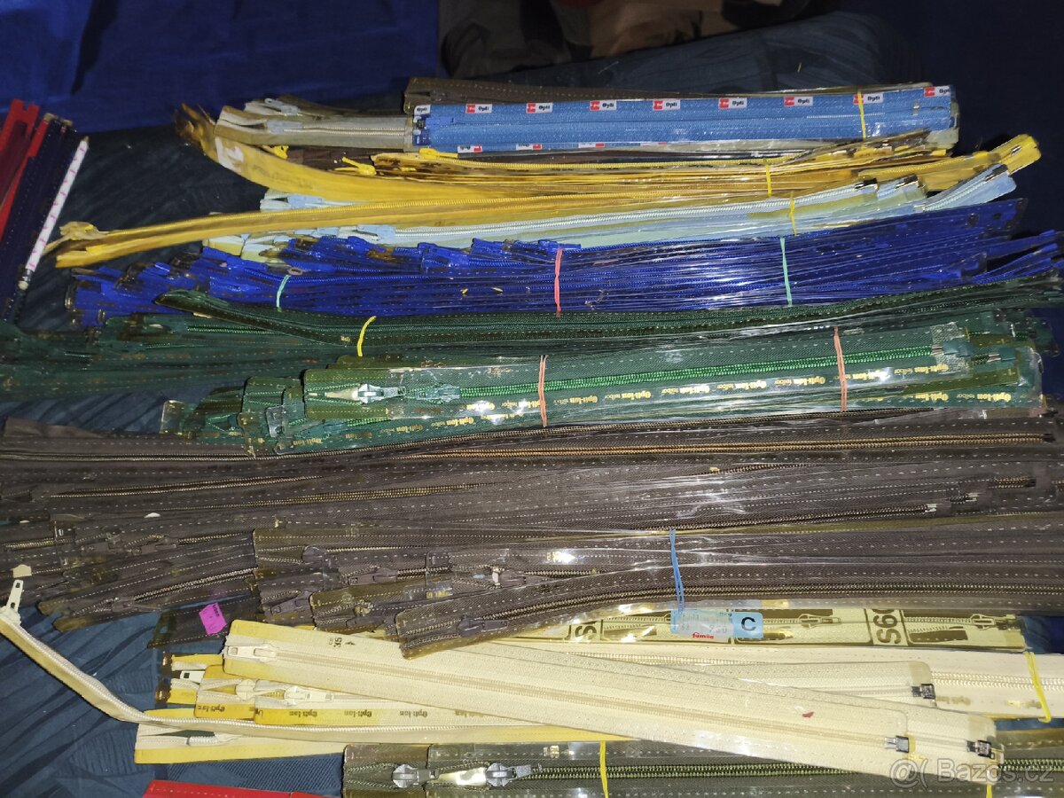 Prodám levně značkové zipy, plastová spirála, stanové - 8