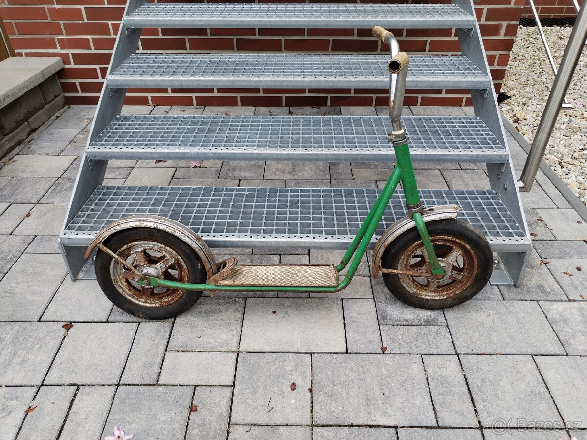 Stará retro dětská koloběžka - 8