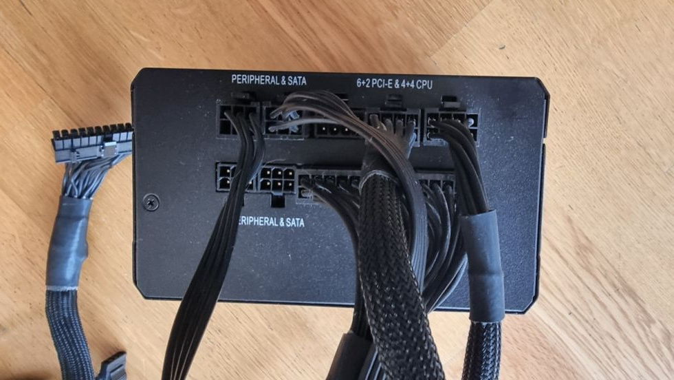 Zdroj Corsair RM650x Gold 650W - 8