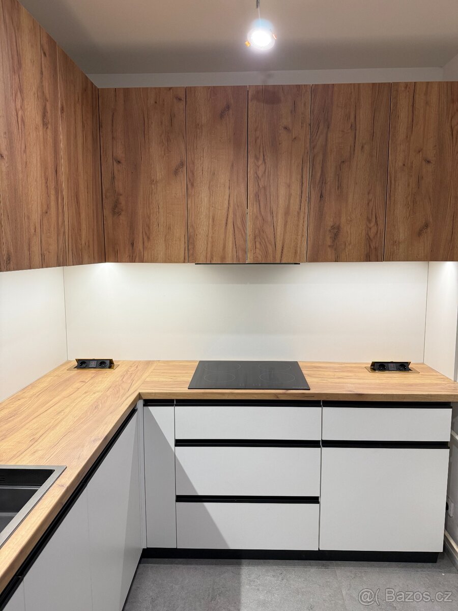 Kuchyně na míru – bílá + dřevo | Vestavěné spotřebiče - 8