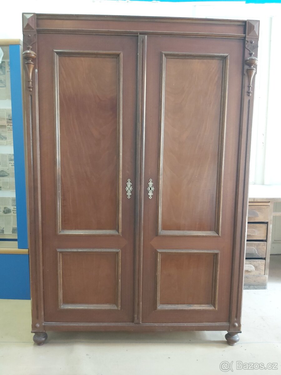 Starožitná skříň - 8