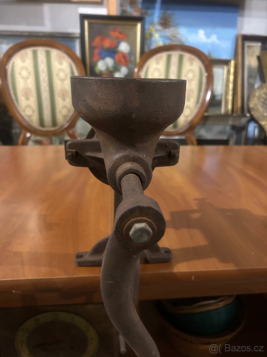 Starý litinový mlýnek na obilí / šrotovník - 8