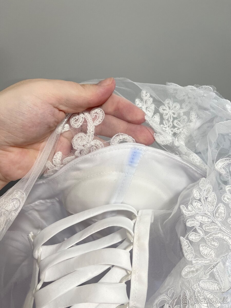 Svatební šaty s krajkou - 8
