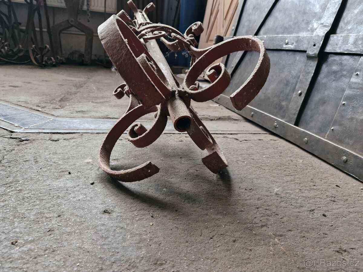 Kovaný historický držák - 8
