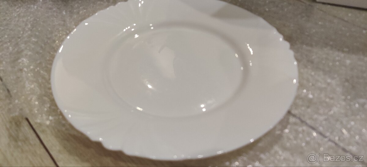Sada bílých talířů - 8