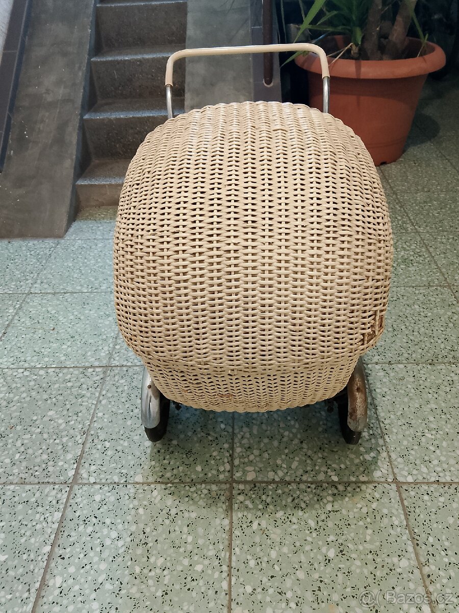 starožitný proutěný kočárek Liberta - 8