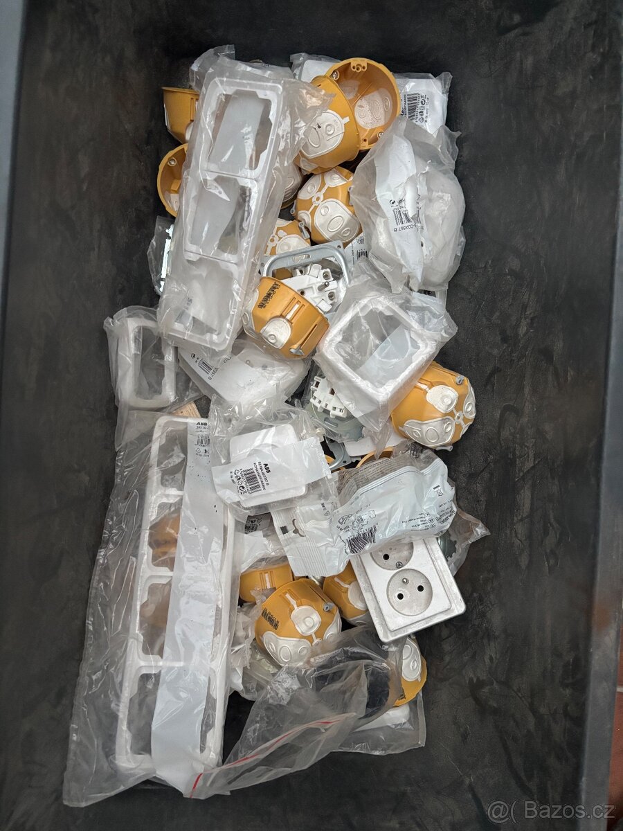Rozvaděč,kabely,jističe,vypínače ,zásuvky NOVÉ - 8