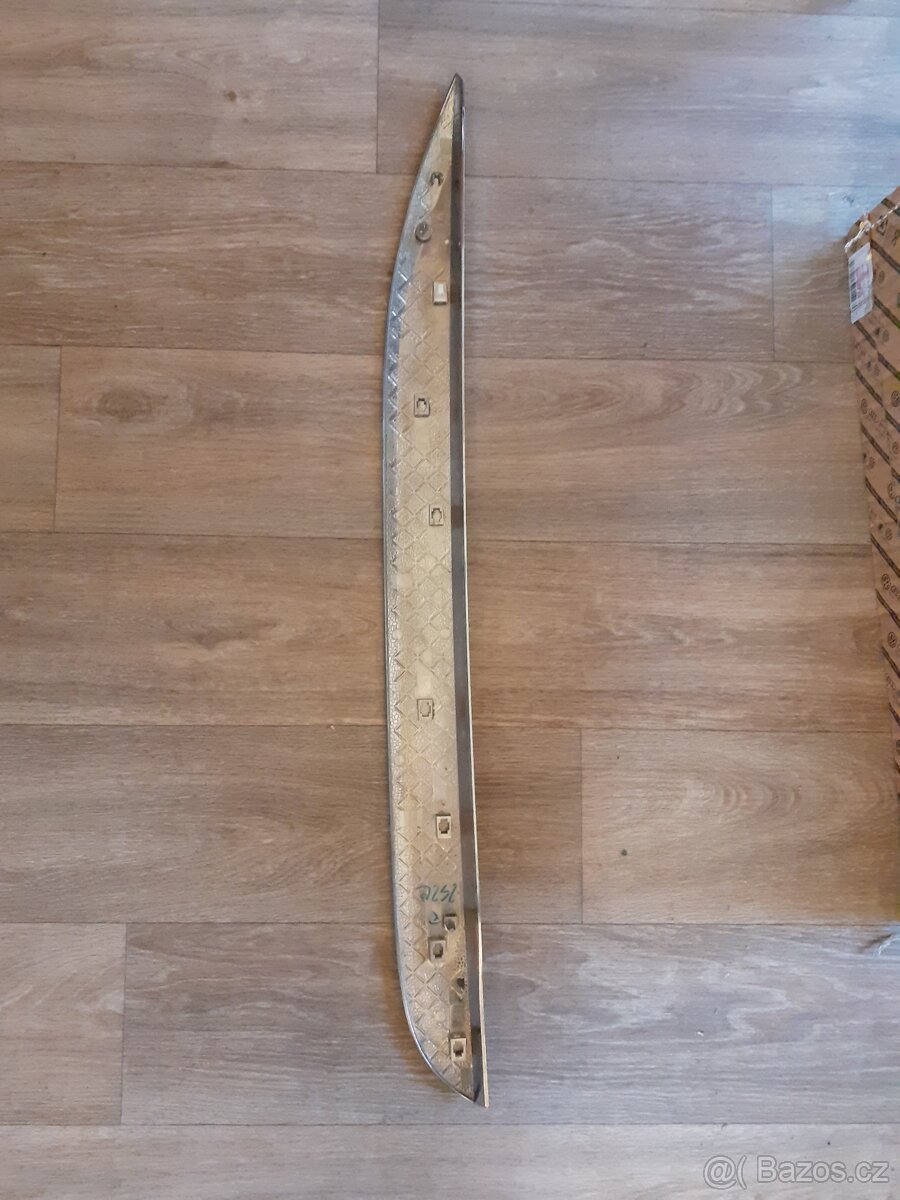 Levá zadní lišta Peugeot 2008 kód 9806404877 - 8