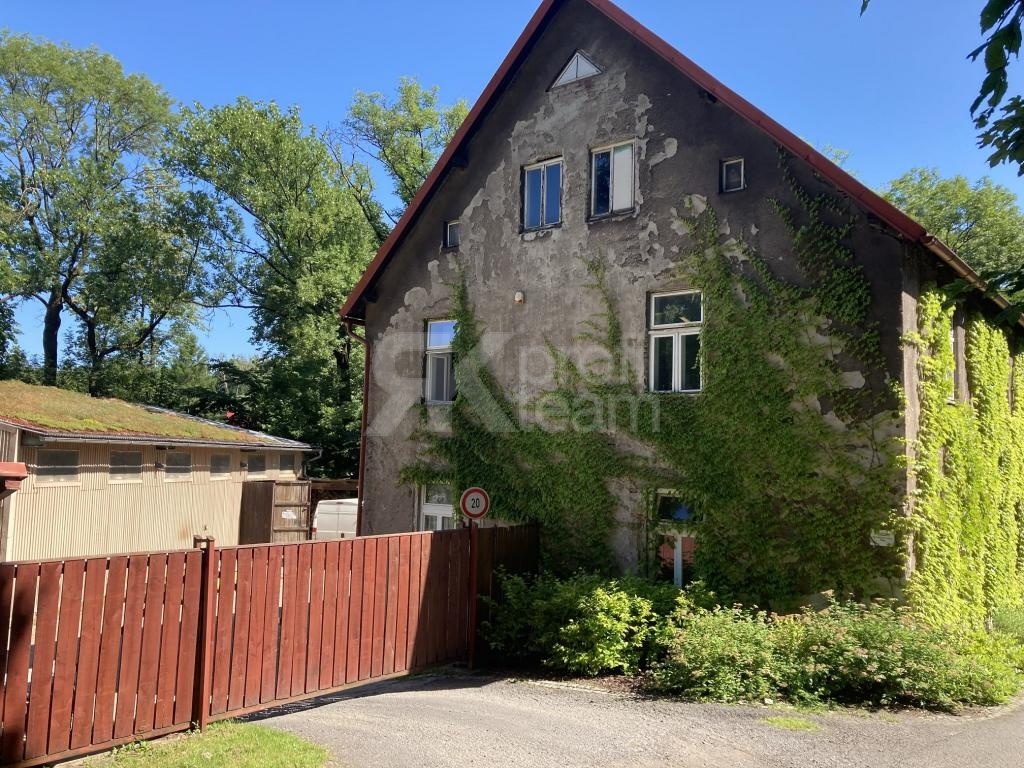 Prodej areálu Dolní Lištná - budova, dílna, garáže.... - 8