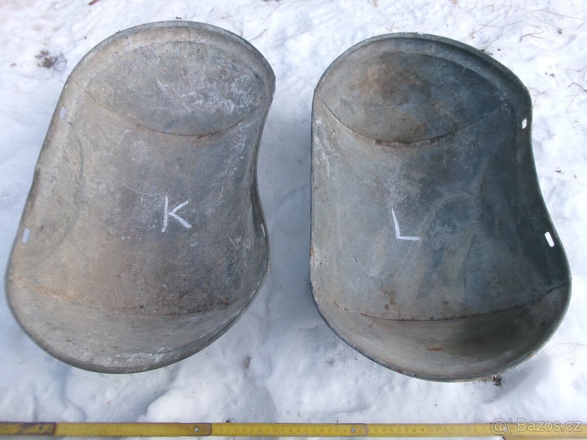 prodám díly z koňského kočáru. Nádrže na PHM, odčerpávací ru - 8