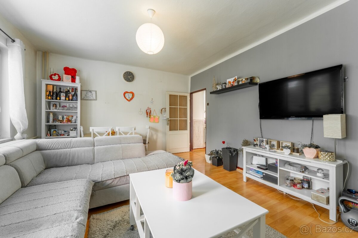 Prodej krásného řadového rodinného domu 4+1 s bazénem - 8