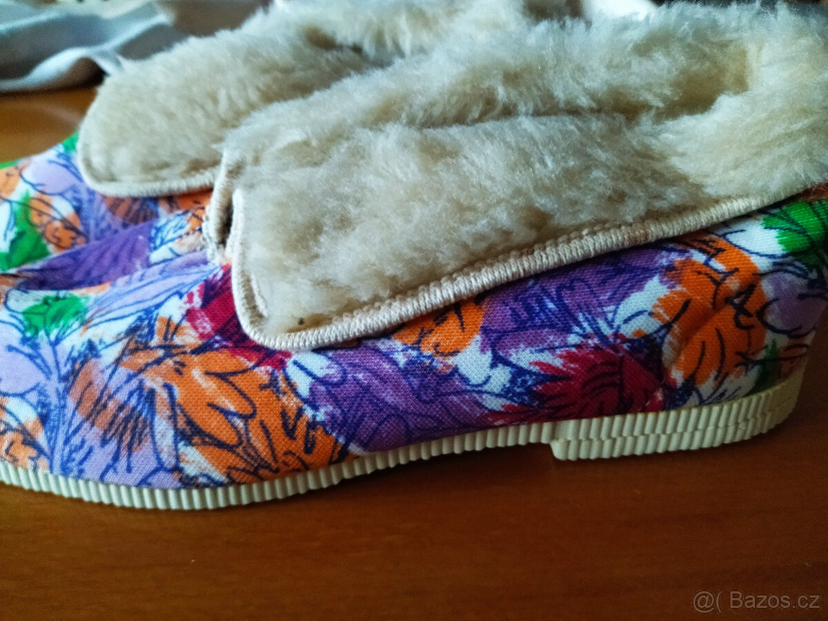 retro papuče 3x, Děts. papučky 2x, ponožky,důchodky,holínky - 8