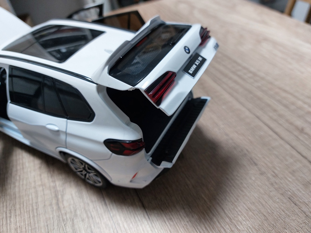 model auta BMW X5M F95 biela farba - 8