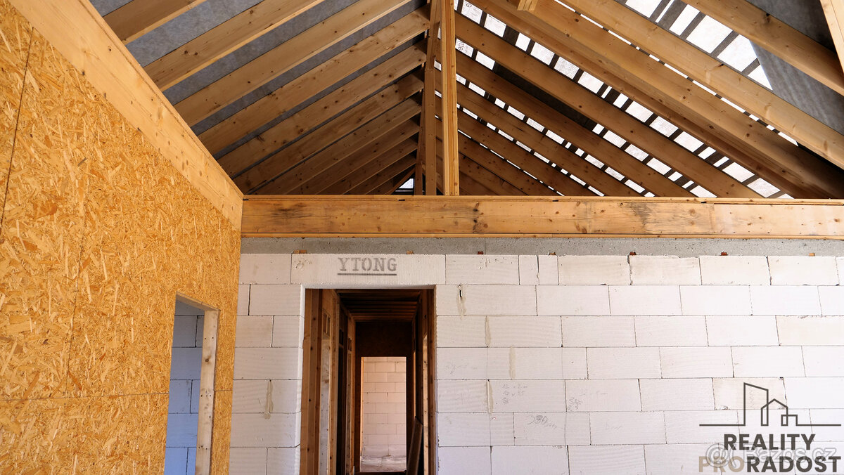 Prodej pozemku s hrubou stavbou domu 5+kk v Mikulčicích, pro - 8