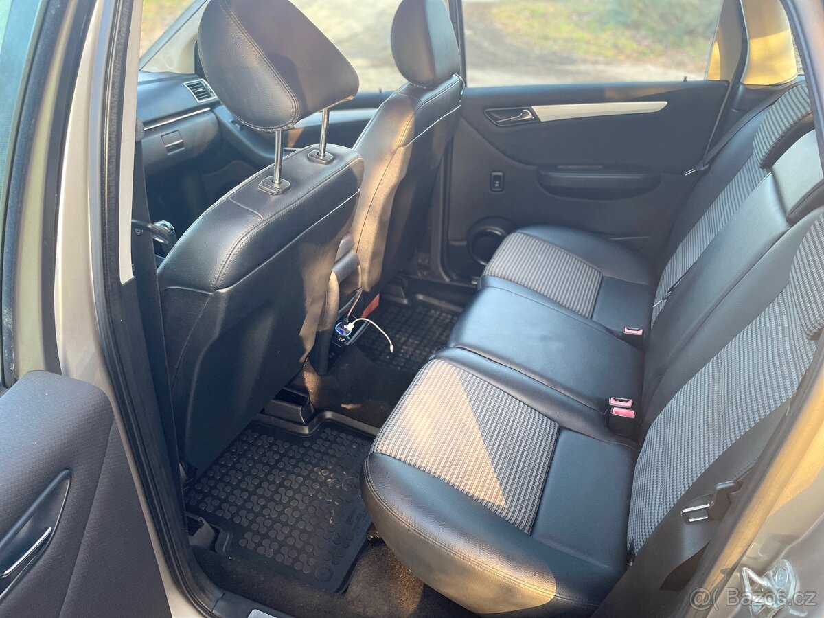 Mercedes Benz b200 - 8