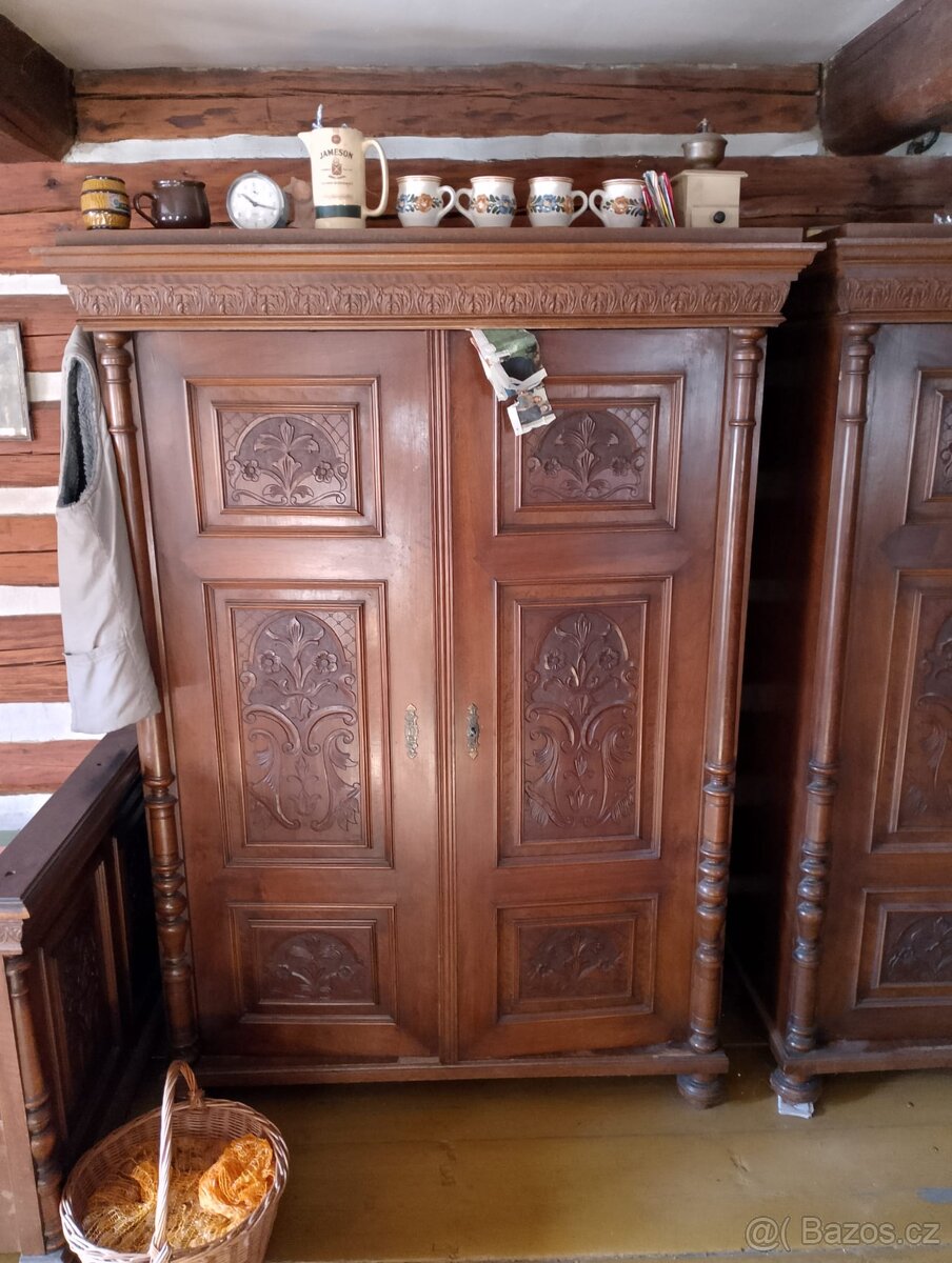 Starožitný nábytek 3xskříň 2xpostel 1x vitrína - 8