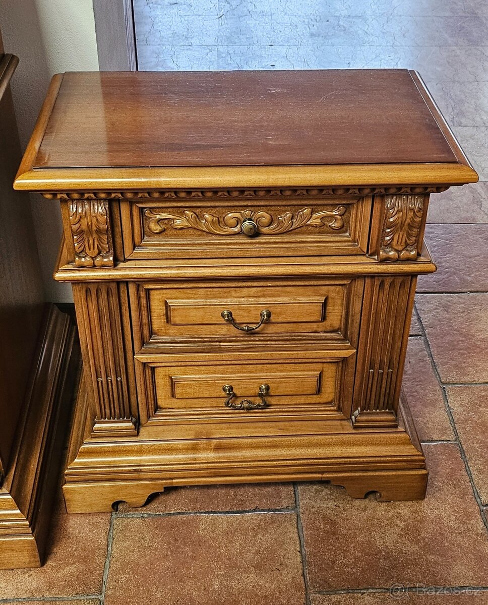 Masivní komodu se dvěma nočními stolky ve vel - 8