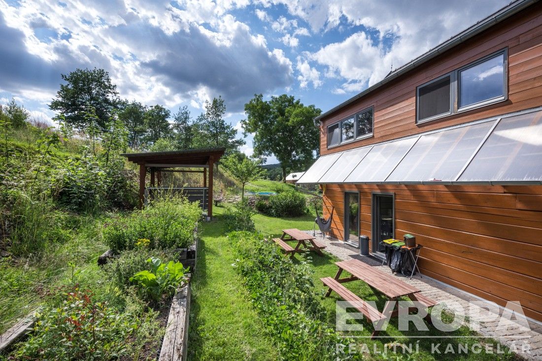 Prodej jedinečné nemovitosti obklopeného přírodou v Senešnic - 8