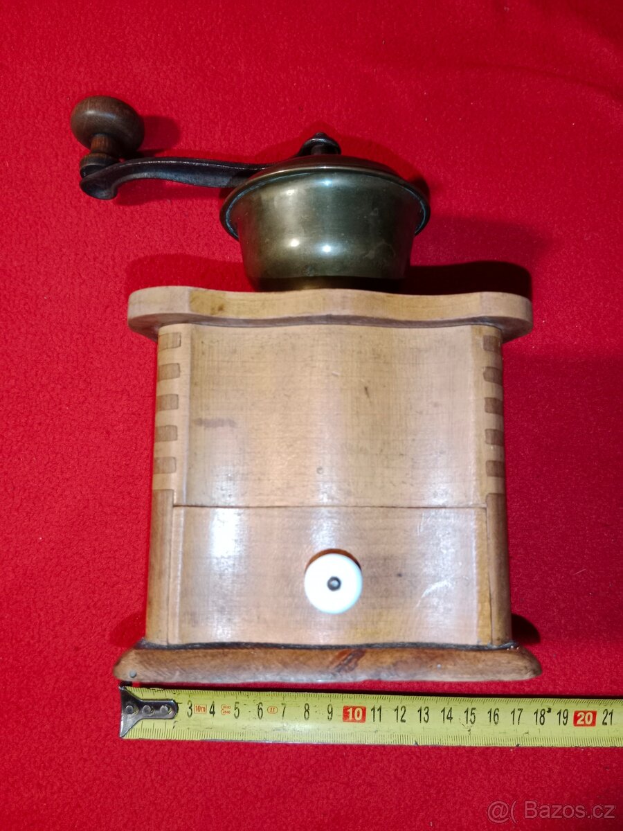 Mlýnky na kávu 18 ks + 2 ks dóz + korbel atd. - 8