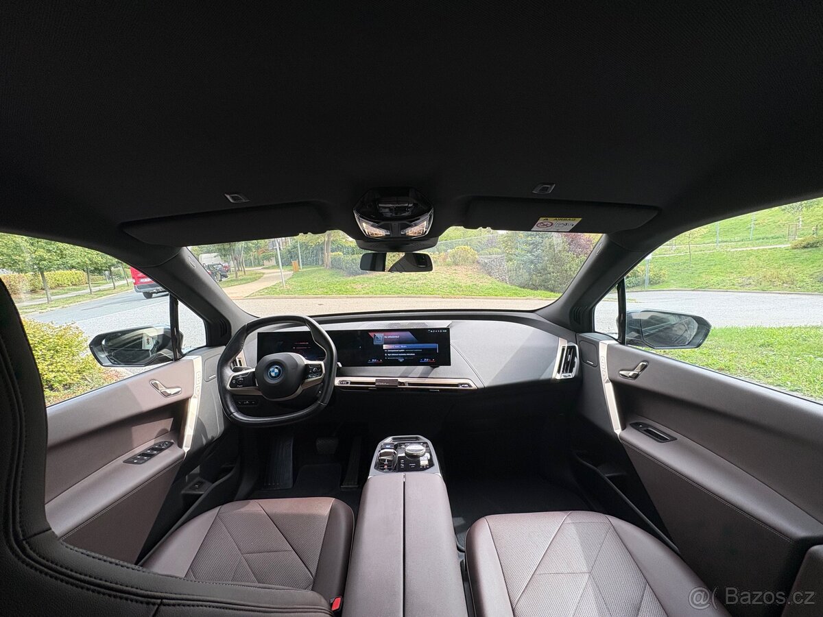 BMW iX xDrive40 71 kWh TOPSTAV - 8