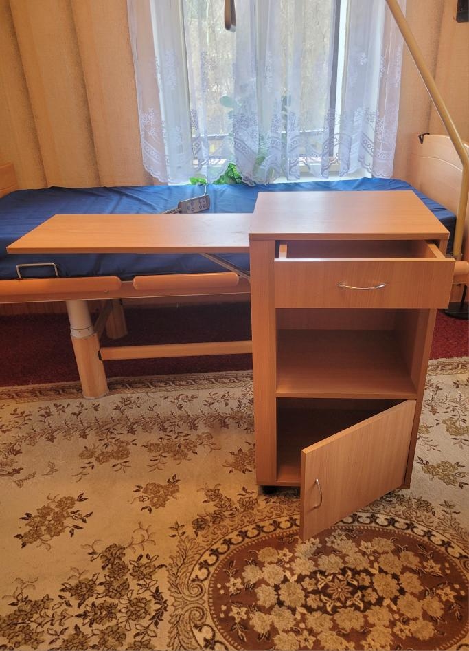 Polohovací postel VÖLKER + matrace + 2x stolek - 8