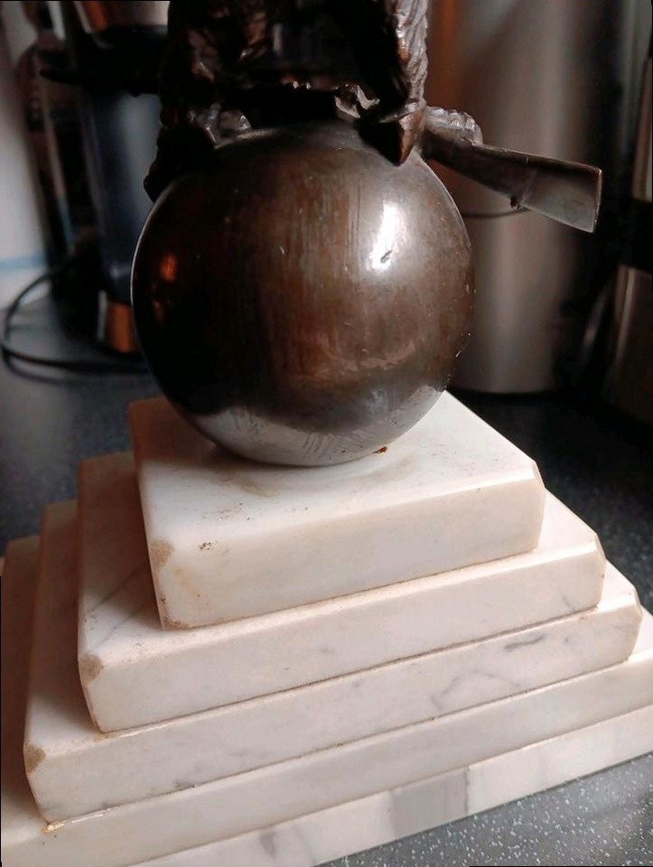 Bronzový orel na mramorovém podstavci – historická dekorace - 8