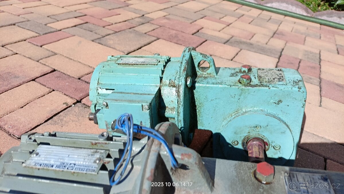 Elektromotor s úhlovou šnekovou převodovkou TSN 030 444 - 8