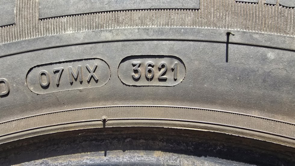 Zimní pneu 215/65/16c Michelin - 8