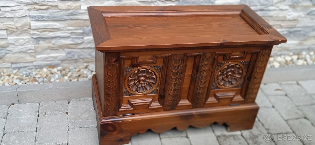 Dřevěná vyřezávaná truhla - 8