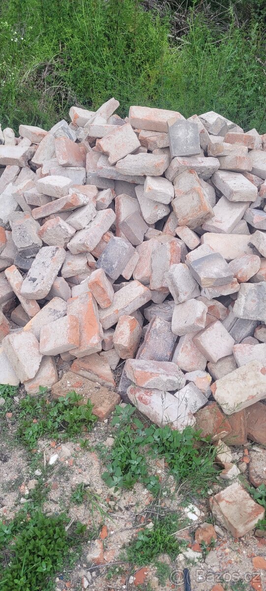 pískovec - kameny velké a kvádry ze staré zdi - 8