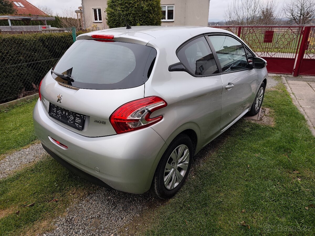 PEUGEOT 208 - 8