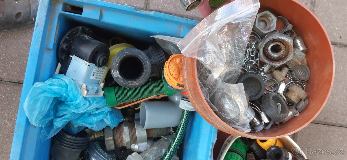 PE vodovodní potrubí a zbytky zahradních hadic 3/4" - 8