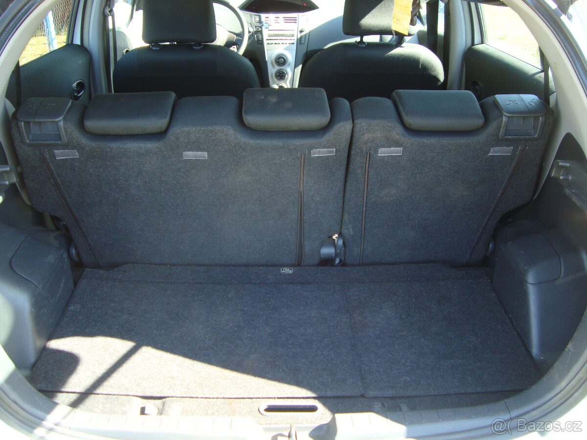 Toyota Yaris 1.0 - 8