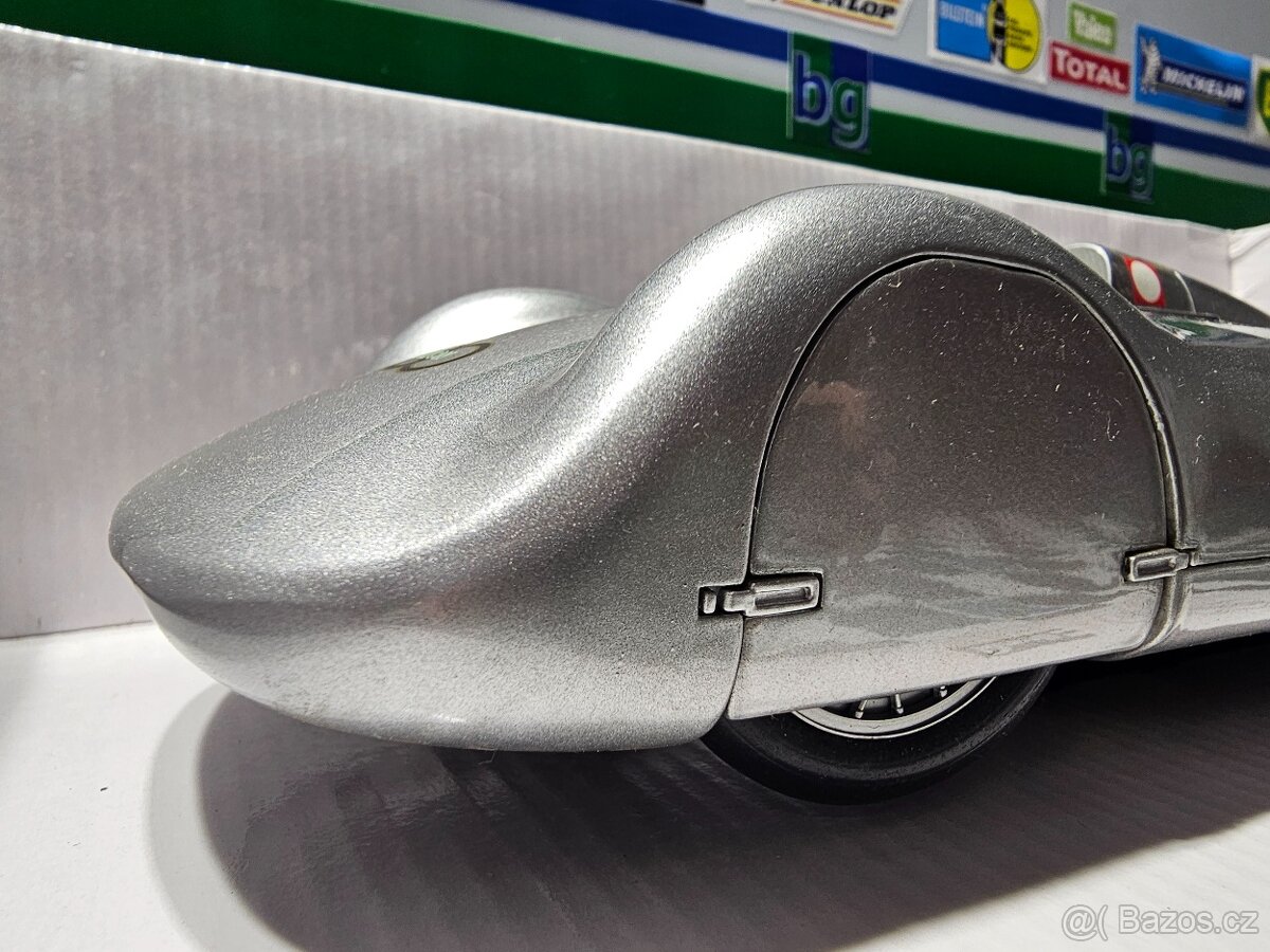 Revell Auto Union Typ C 1:18, světový rekord - 8